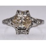 Art Deco Ring mit antikem Diamant ca. 1 ct und kleinen Diamantrosen, um 1925/ 1930. brPlatin.