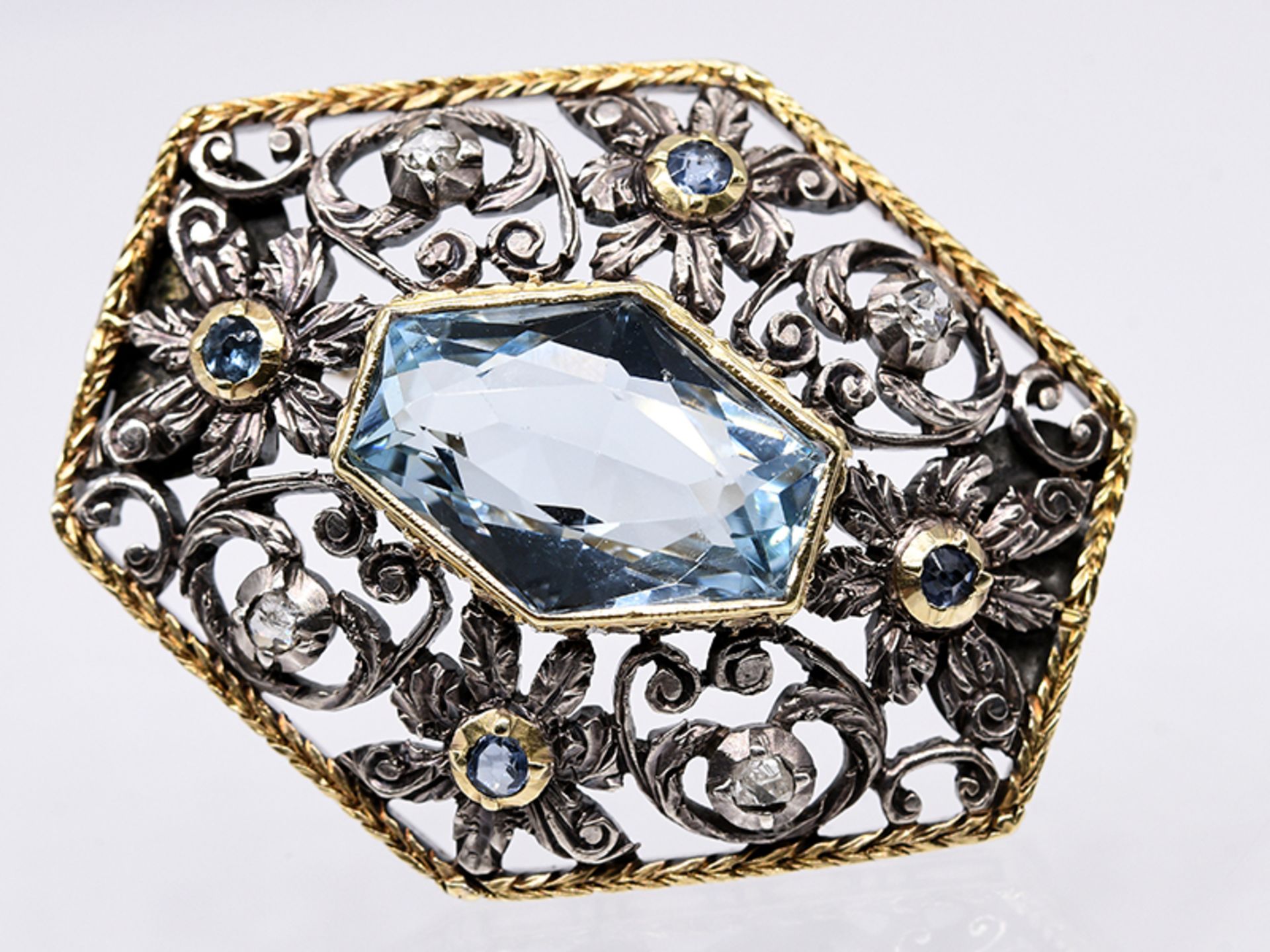 Brosche mit Aquamarin und 8 kleinen Diamantrosen, um 1900. br750/- Gelbgold und Silber.