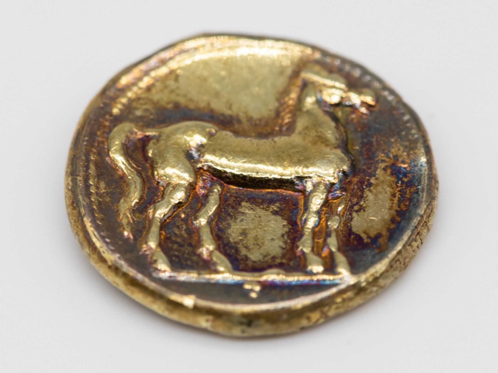 Antike rÃ¶mische GoldmÃ¼nze. brGewicht ca. 7,5 g (Goldgehalt ungeprÃ¼ft); auf einer Seite weibliches - Image 2 of 2
