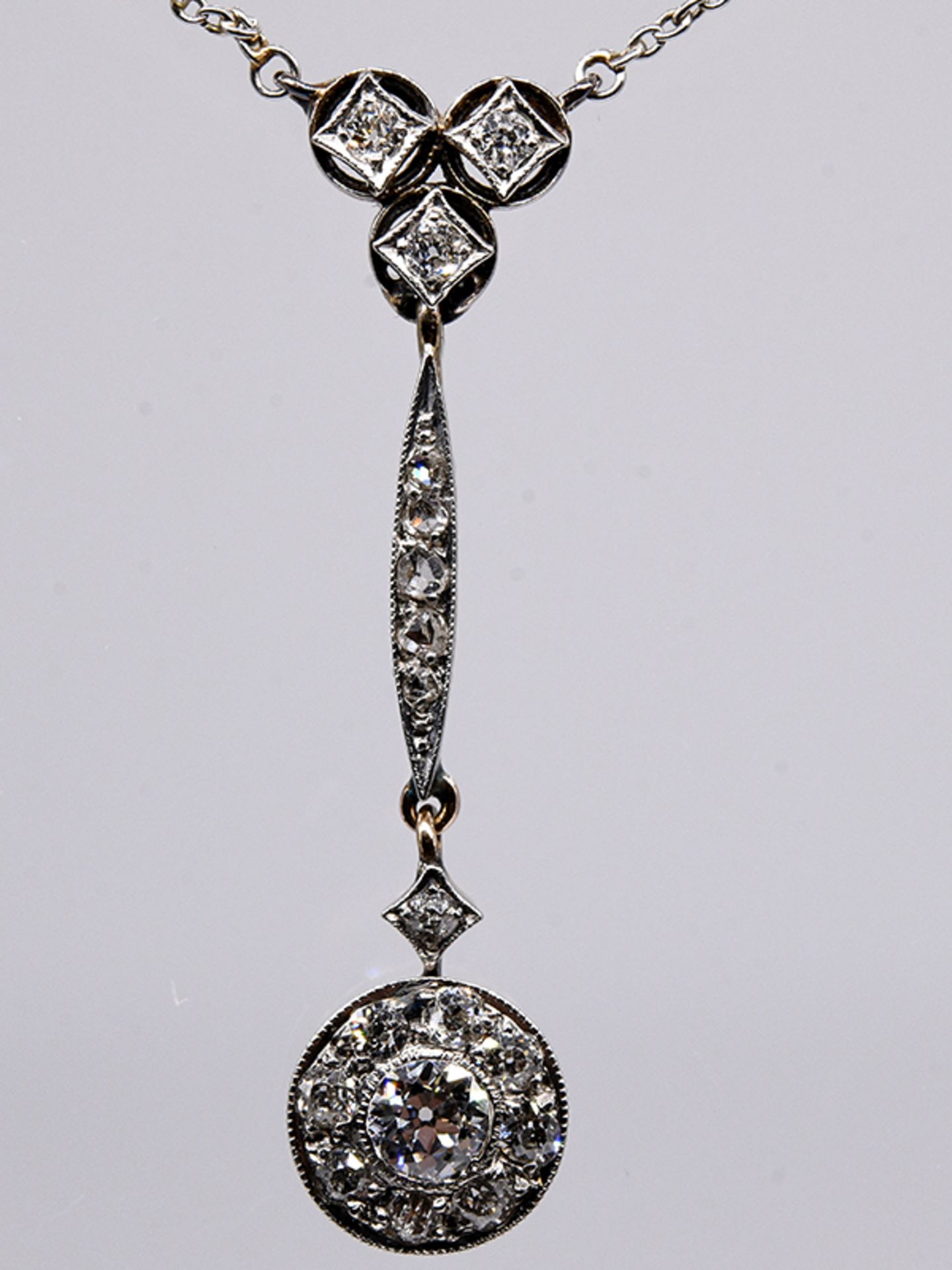 Art Deco Collier mit Altschliff-Diamanten, zus. ca. 0,6 ct, um 1925. br585/- Gelb- und WeiÃŸgold.