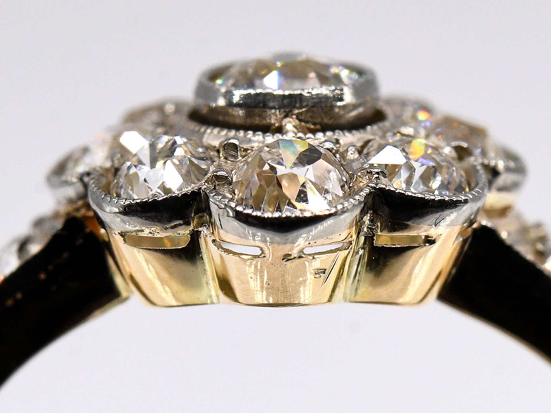 Art Deco-Ring mit 13 Altschliff-Diamanten, zus. ca. 1,1 ct, um 1925-1930 br585/- Gelb- und - Image 4 of 5