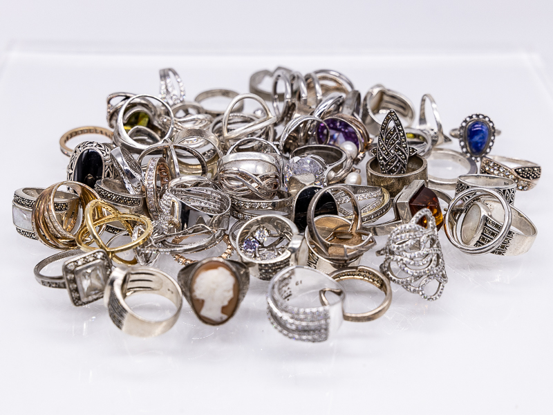 72 verschiedene silberne Ringe mit Farbsteinen, 20./ 21. Jh. brVerschiedene Silberlegierungen.