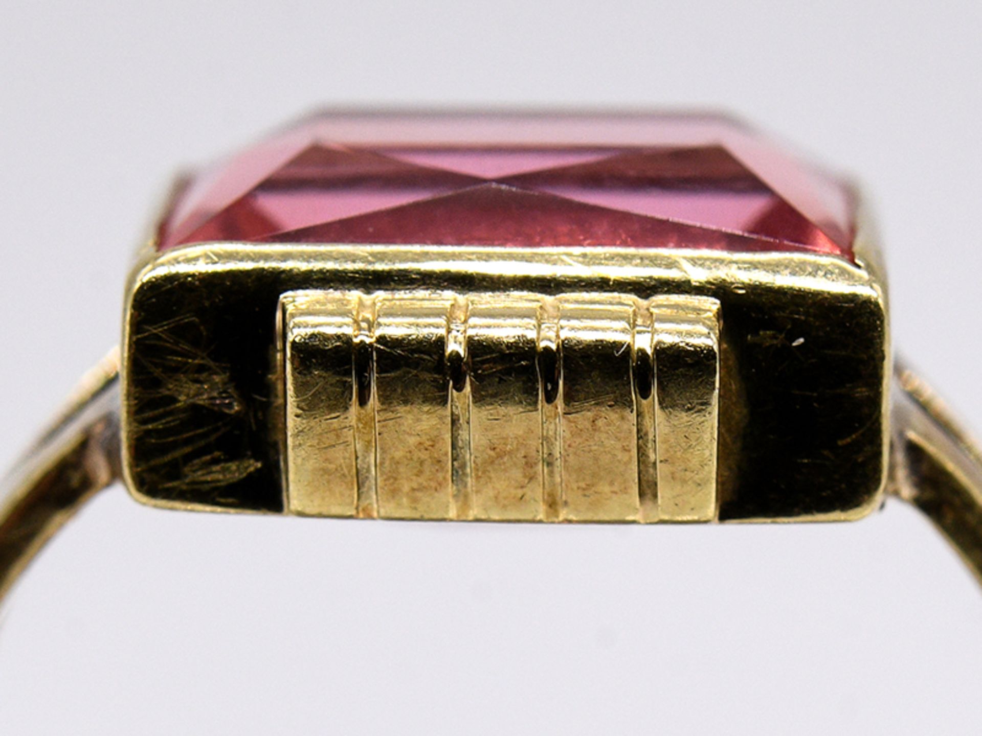 Ring mit Farbstein, 50- Jahre. br585/- Gelbgold. Gesamtgewicht ca. 3,3 g. Rechteckige - Bild 4 aus 5