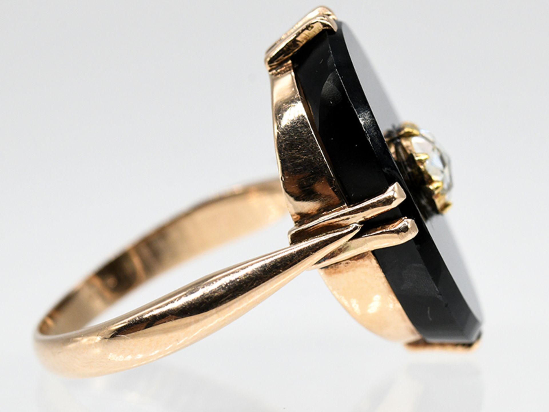 Ring mit Onyx und Diamantrose ca. 0,30 ct, Jugendstil, um 1900. br585/- Gelbgold. Gesamtgewicht - Image 2 of 3