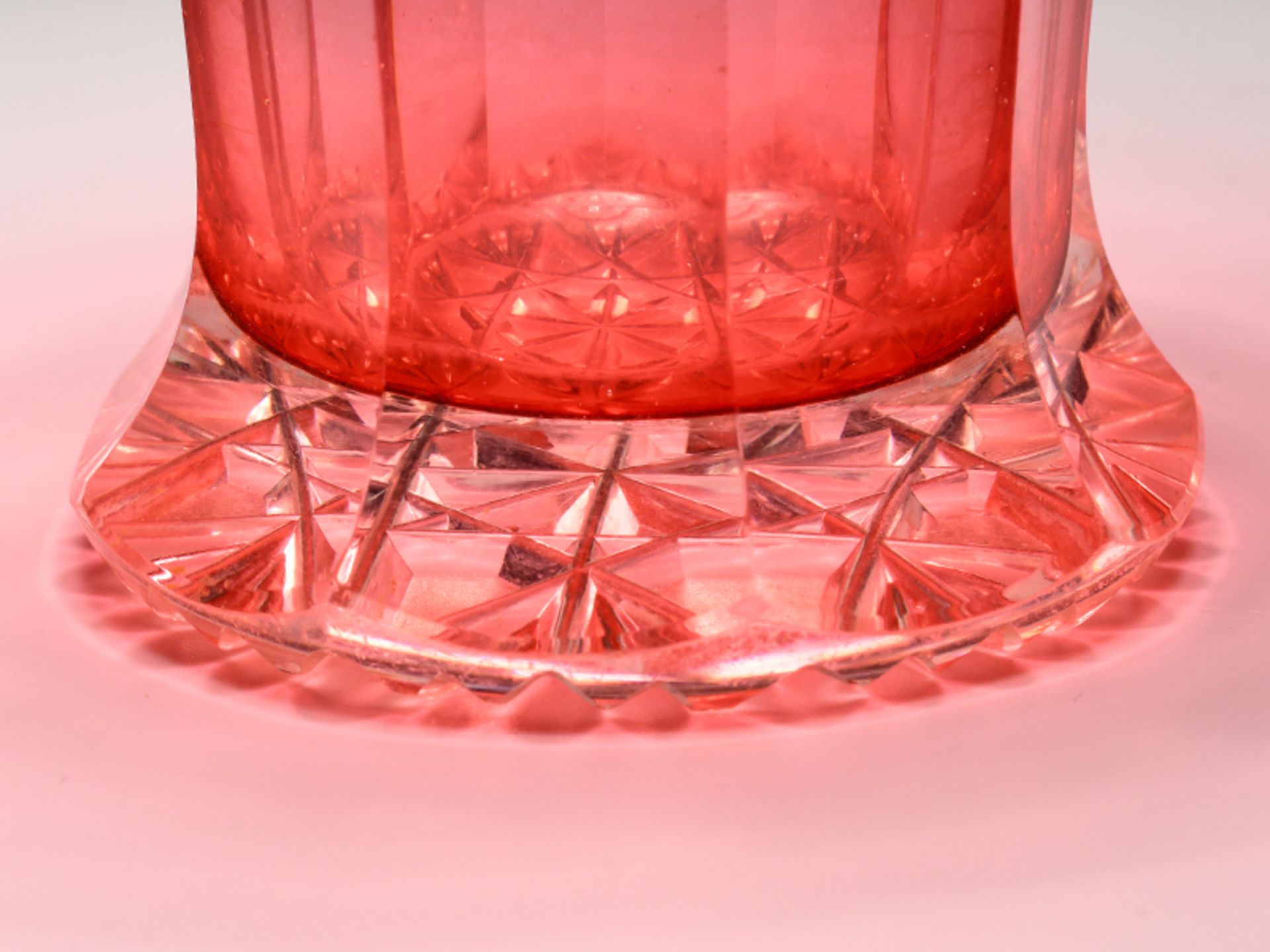 Biedermeier-Rosalinglas-Pokal mit Sinnspruch, BÃ¶hmen, um 1840/50. brFarbloses Glas, rosalinfarbig - Image 4 of 5