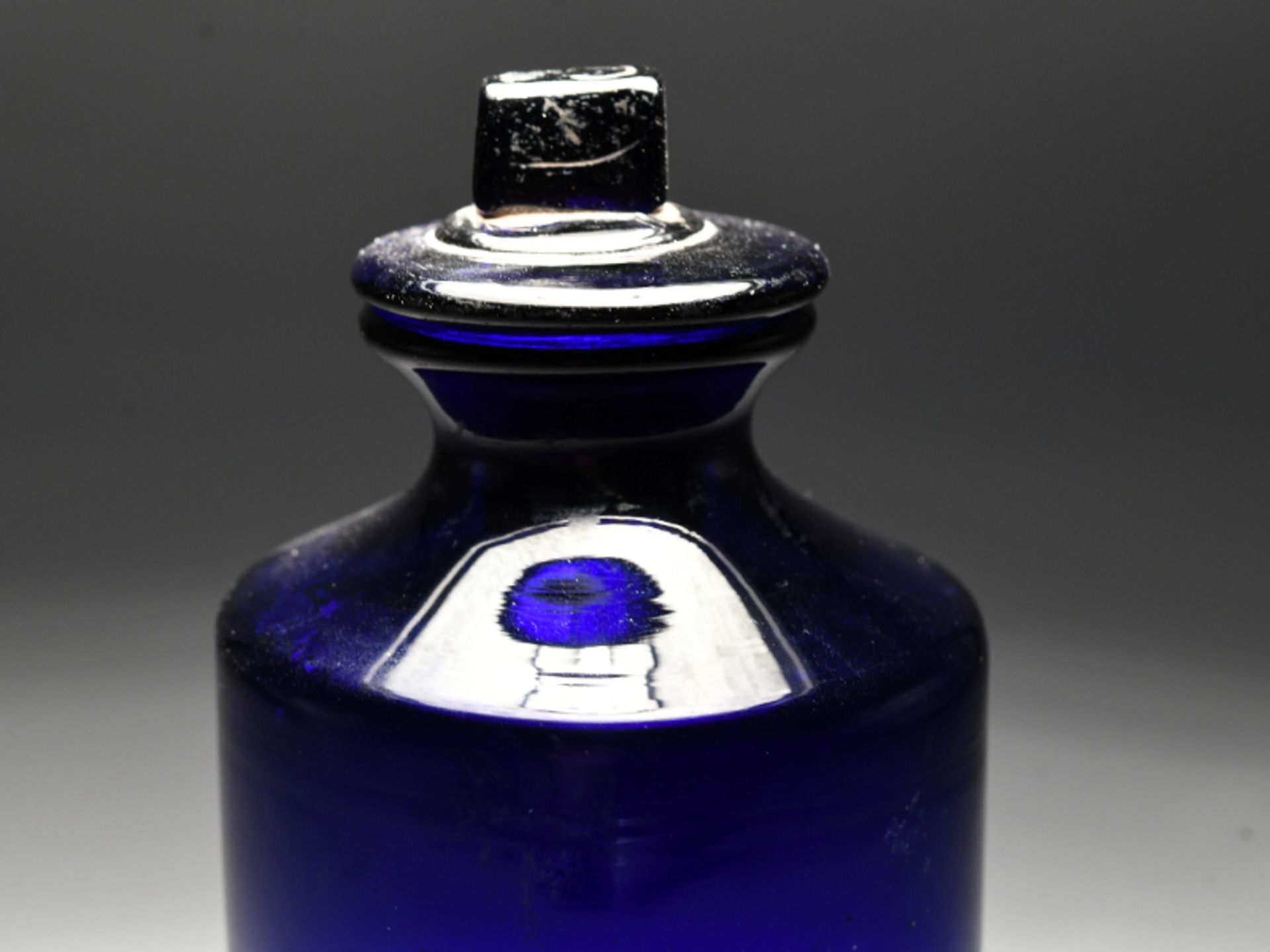 (Apotheker?-)Flasche mit DeckelstÃ¶psel, wohl BÃ¶hmen, Ende 18./Anfang 19. Jh. brKobaltblaues - Image 3 of 6