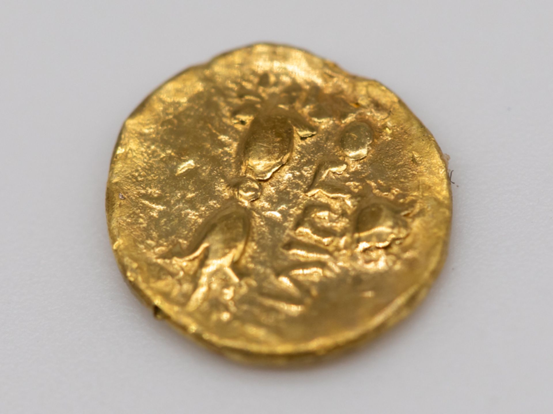 Antike rÃ¶mische Miniatur-GoldmÃ¼nze. brGewicht ca. 0,7 g (Goldgehalt ungeprÃ¼ft); auf einer Seite - Image 2 of 2