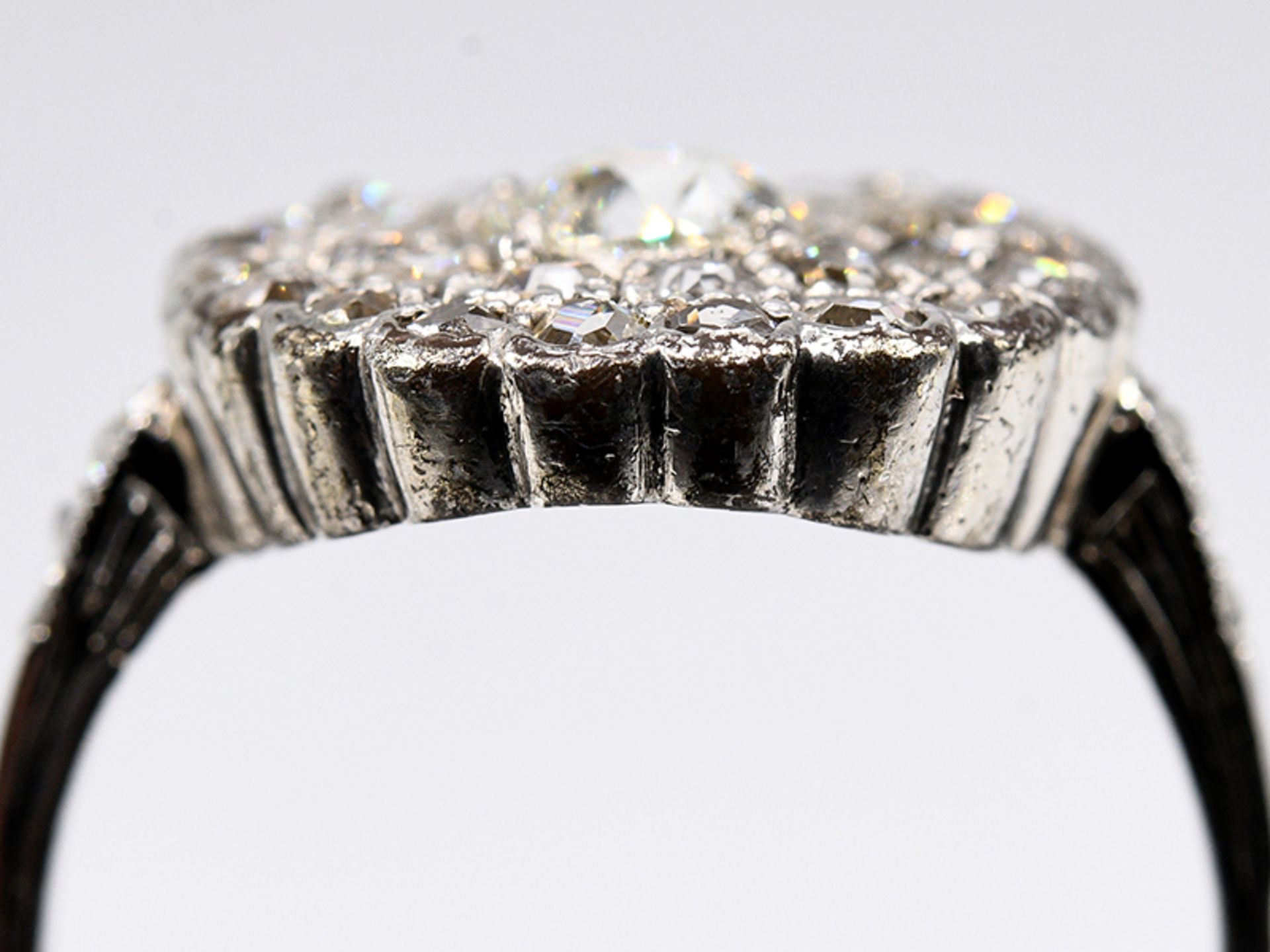 Antiker Ring mit Altschliff-Diamanten, zus. ca. 1,4 ct, um 1860/1880. br585/- WeiÃŸgold. - Image 4 of 5