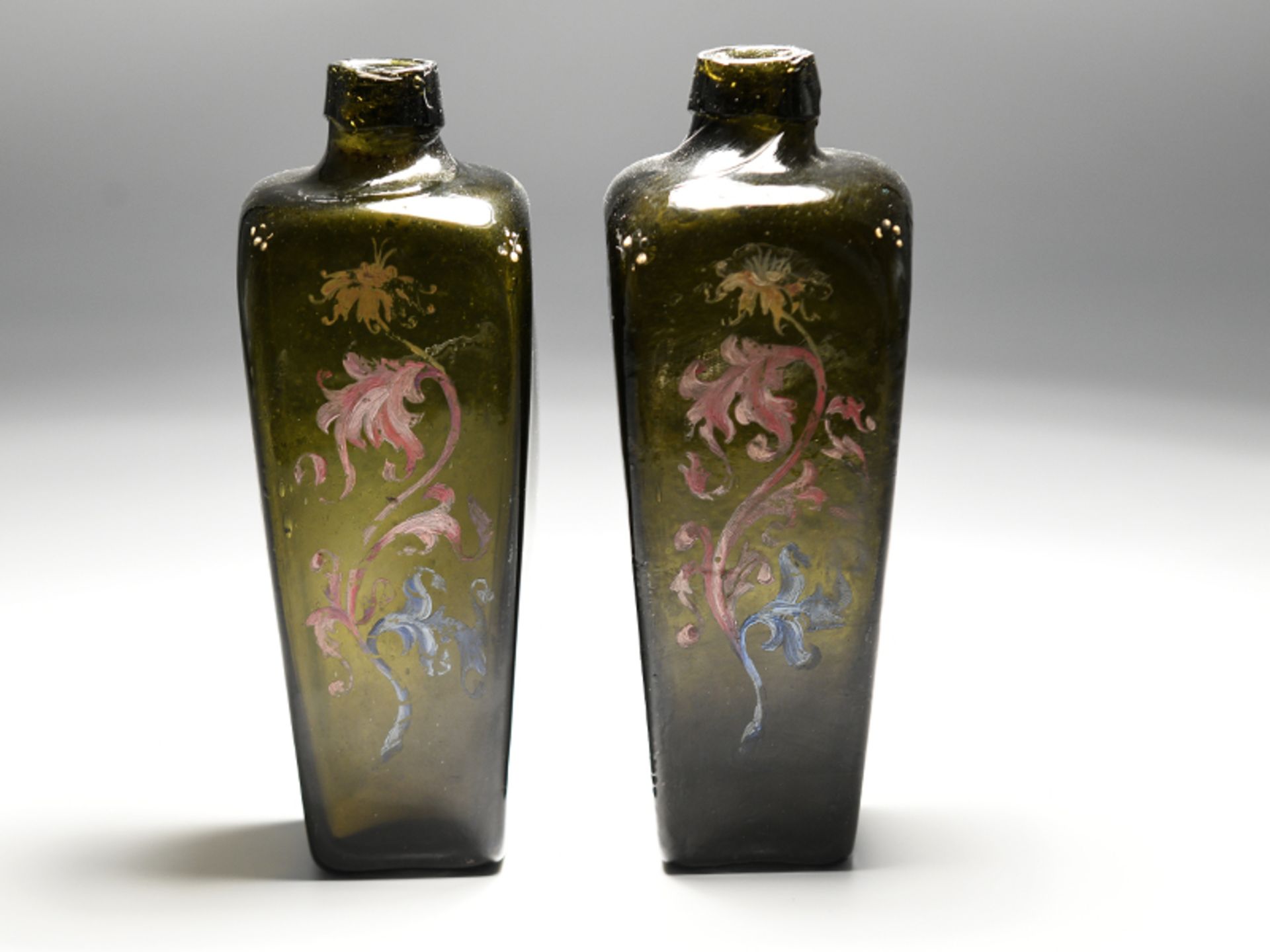 Paar Flaschen mit Wappenmalereien, 19. Jh. brDunkel-olivgrÃ¼nes Glas mit polychromer Emaille- - Image 2 of 5
