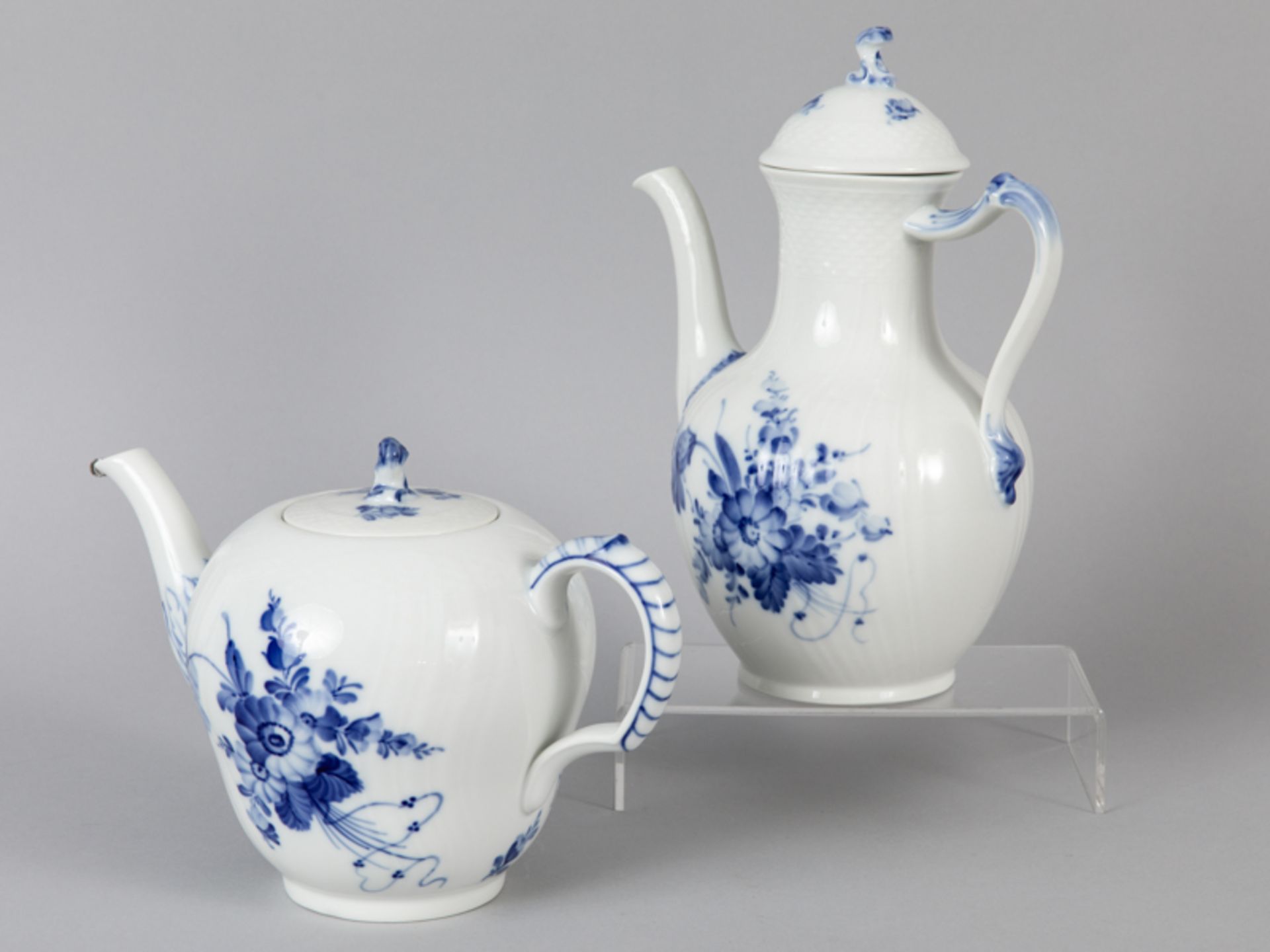 GroÃŸe Teekanne und Kaffeekanne, "Blaue Blume", Royal Copenhagen, 20. Jh. brWeiÃŸporzellan mit unter - Image 3 of 4