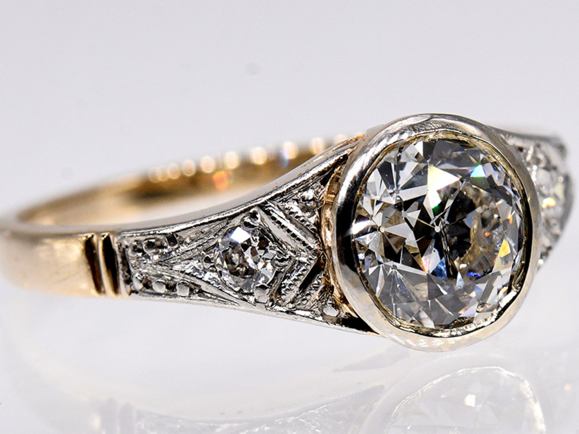 Antiker Ring mit Altschliff-Diamant ca.1 ct., um 1900. br585/- Gelb- und WeiÃŸgold. Gesamtgewicht - Image 2 of 5