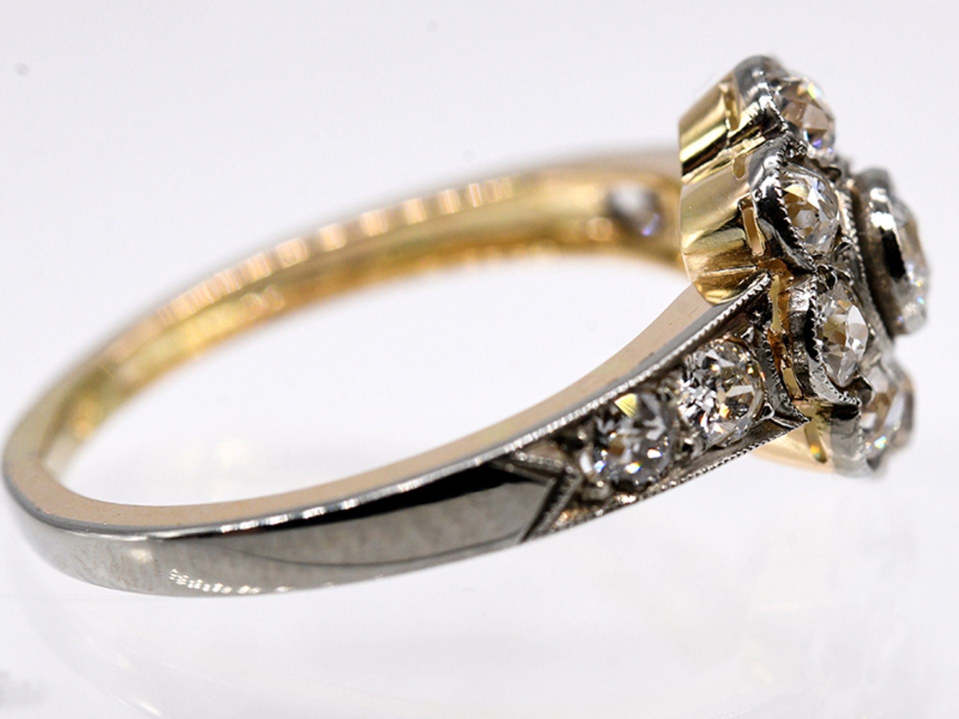 Art Deco-Ring mit 13 Altschliff-Diamanten, zus. ca. 1,1 ct, um 1925-1930 br585/- Gelb- und - Image 3 of 5