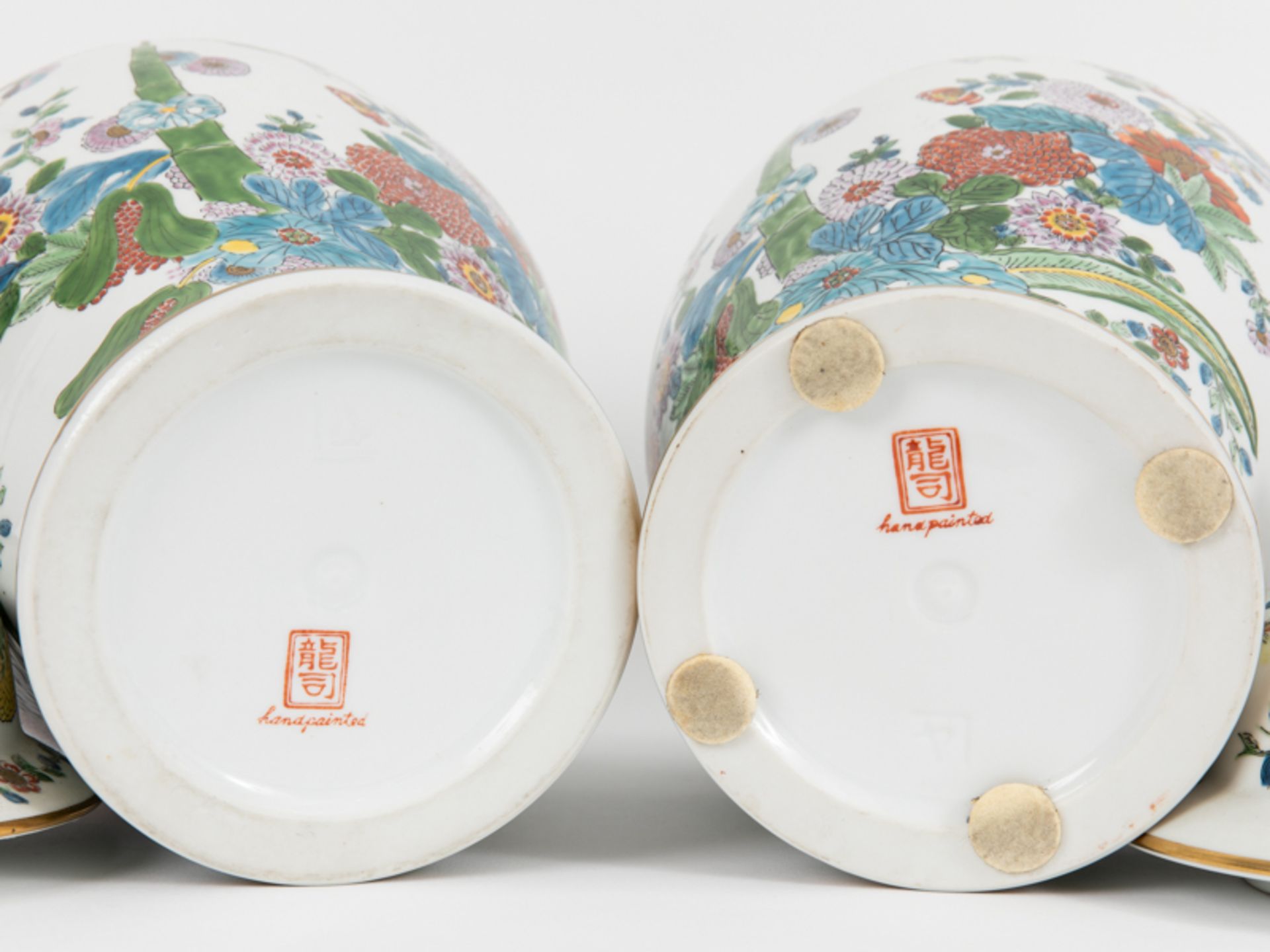 Paar Deckelvasen mit reichem Kakiemondekor, China, 20. Jh. brPorzellan mit goldstaffierter - Image 4 of 7