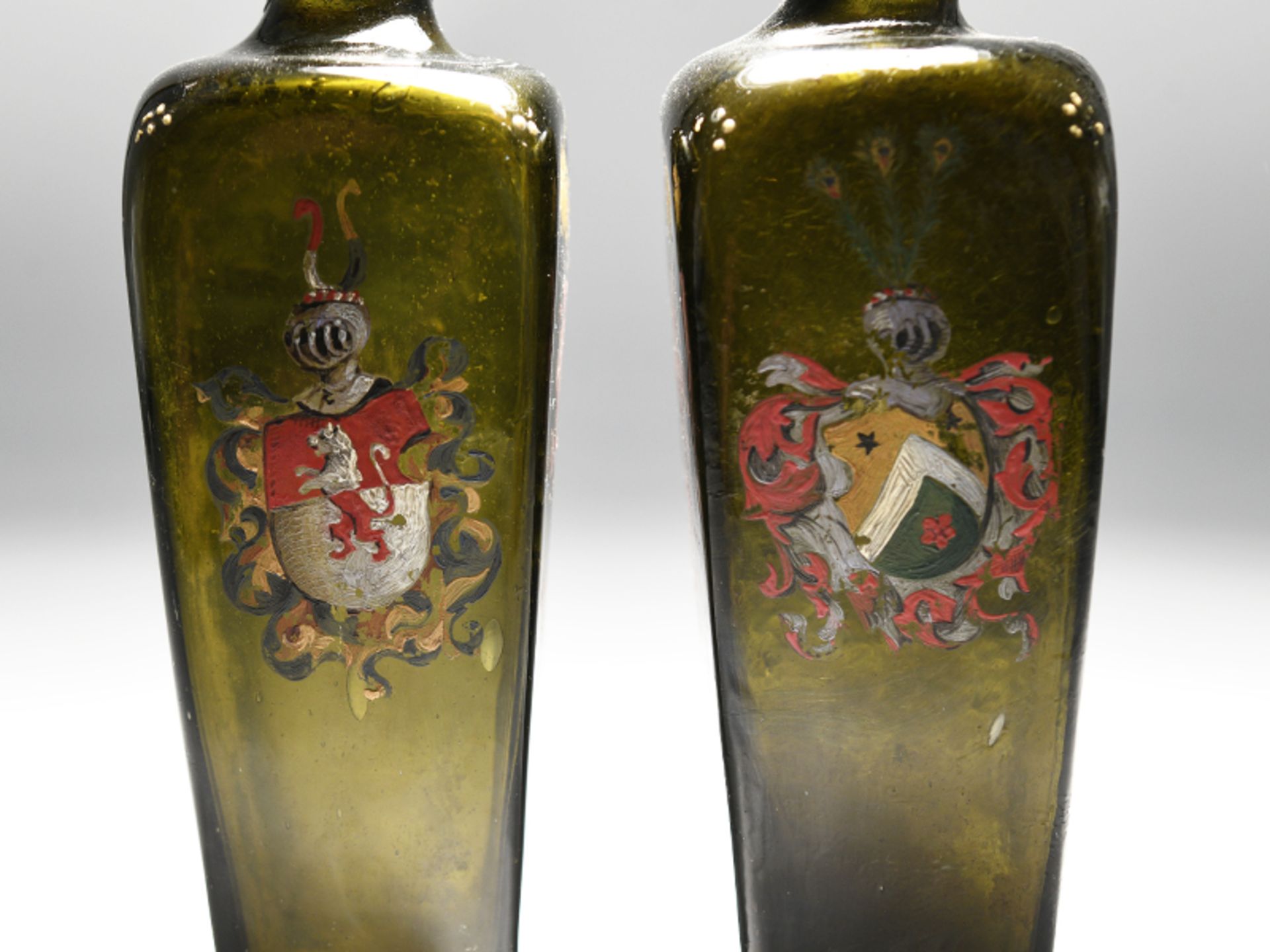 Paar Flaschen mit Wappenmalereien, 19. Jh. brDunkel-olivgrÃ¼nes Glas mit polychromer Emaille- - Image 3 of 5