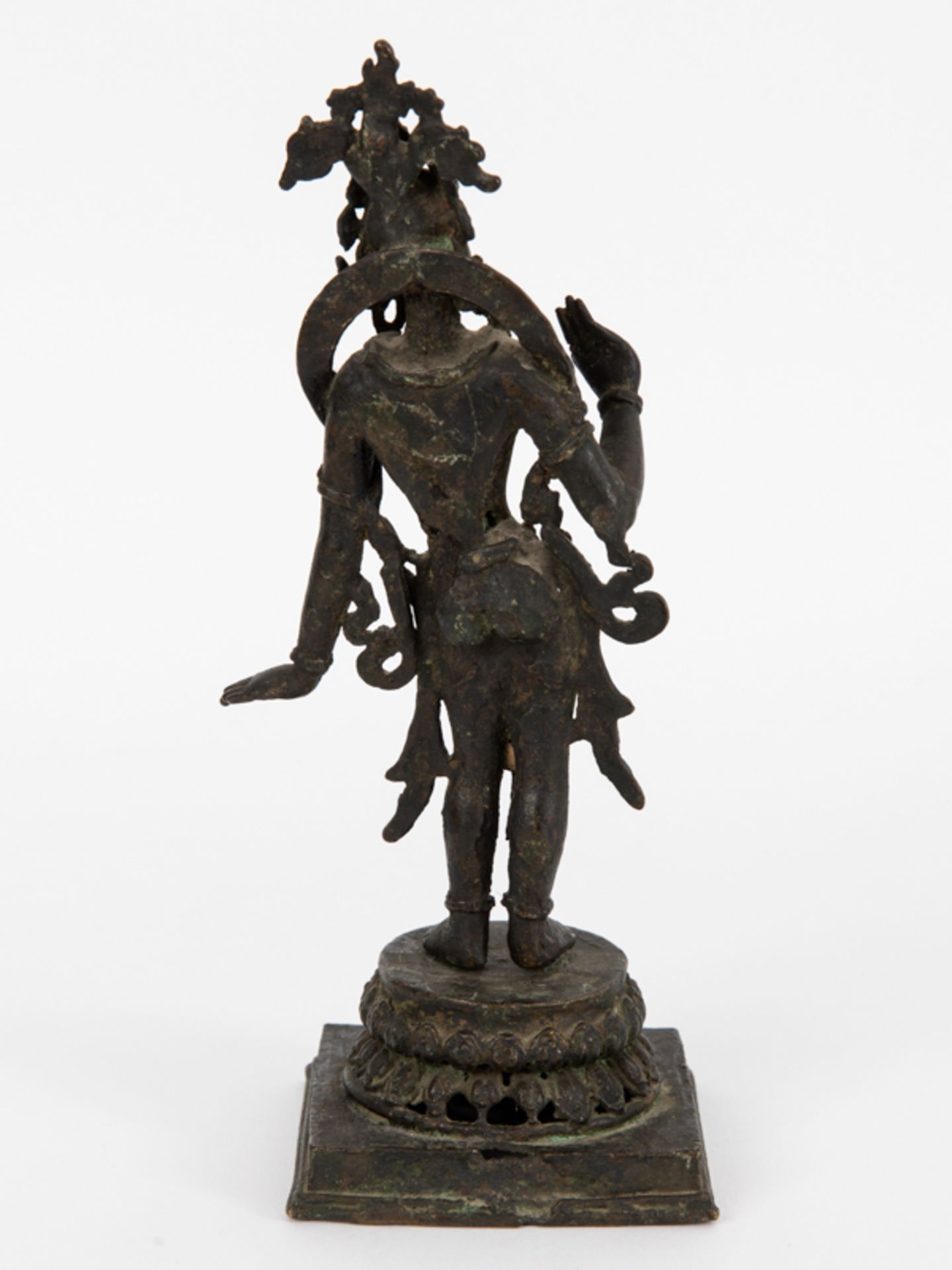 Kleine Standfigur einer Bodhisattva (Tara), Nepal oder Tibet, wohl 18. Jh. brBronze mit dunkler - Image 3 of 9