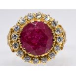 Ring mit Rubin und 16 Brillanten, zus. ca. 1 ct, Goldschmiedarbeit, 20. Jh. br750/- Gelbgold.