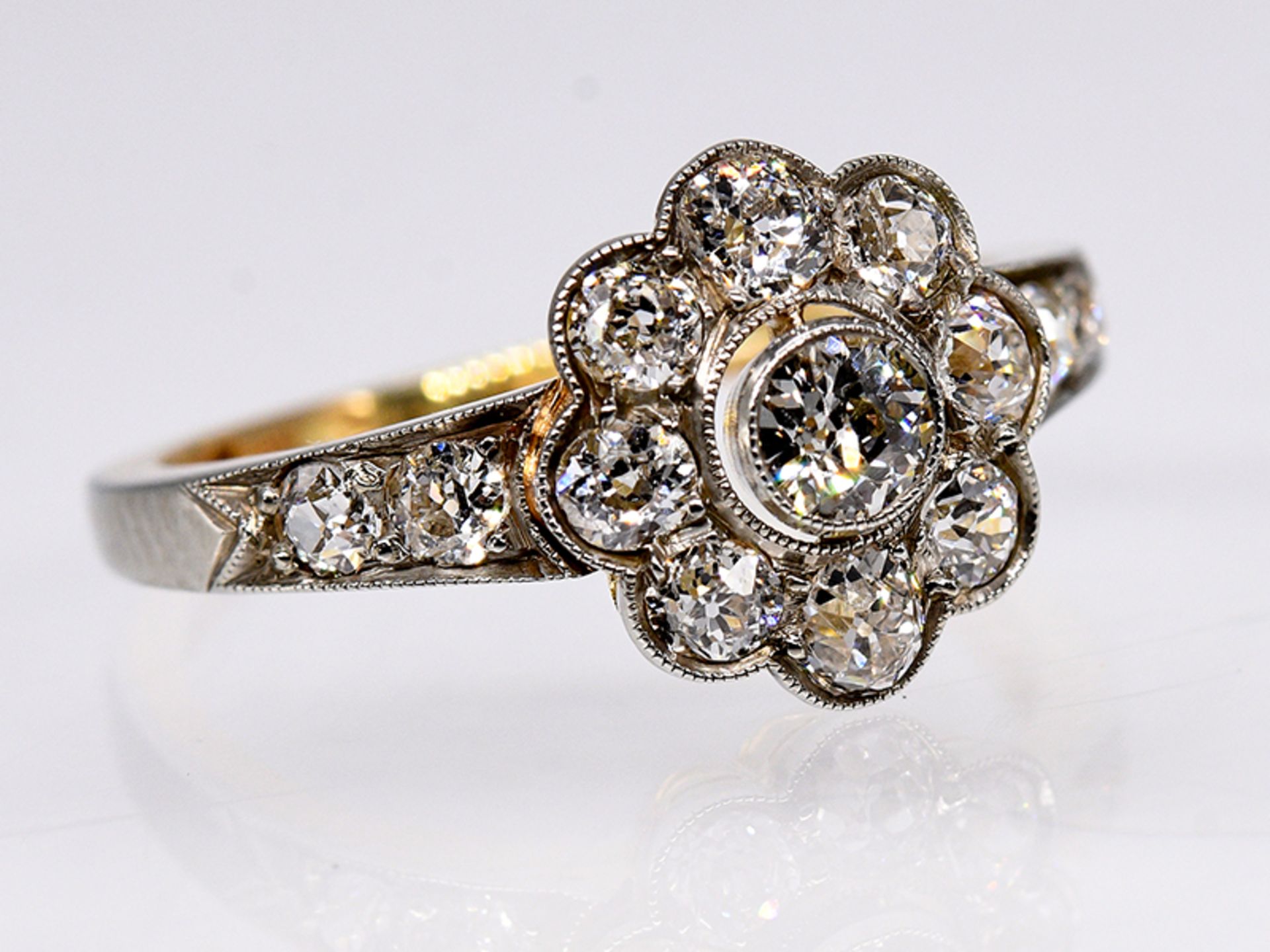 Art Deco-Ring mit 13 Altschliff-Diamanten, zus. ca. 1,1 ct, um 1925-1930 br585/- Gelb- und - Image 2 of 5