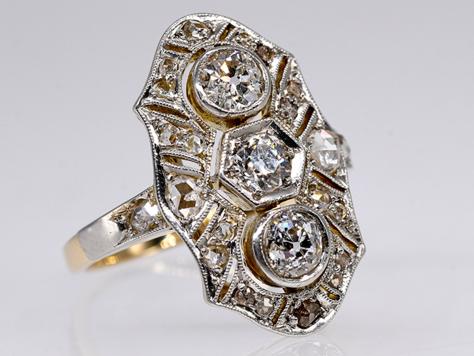 Art Deco Ring mit Altschliff-Diamanten und Diamantrosen, zus. ca. 0,7 ct, um 1920-1930. br585/- - Image 2 of 4