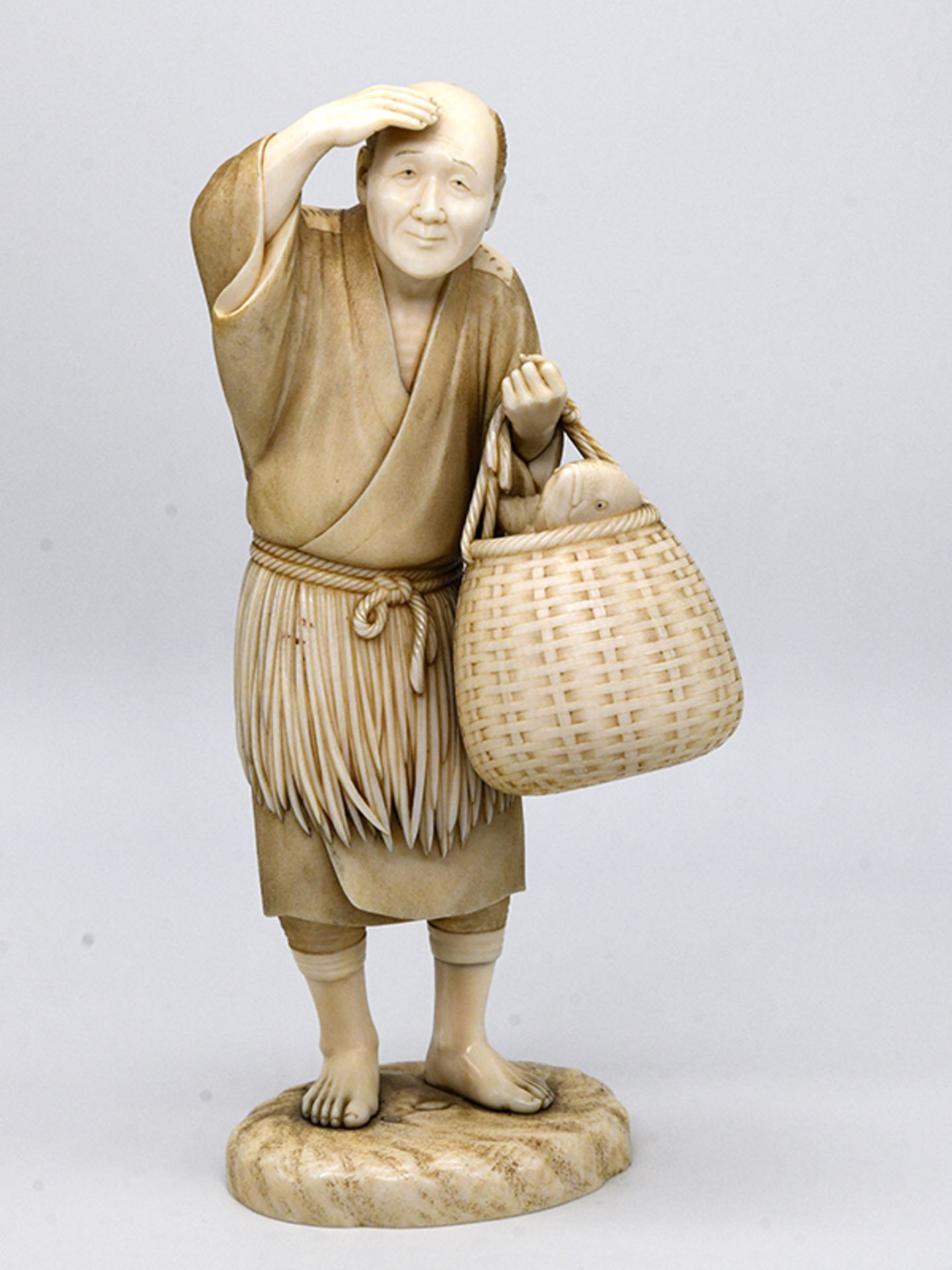 Okimono "Fischer", Japan, Meiji-Periode (frÃ¼hes 20. Jh.). brElfenbein, geschnitzt; auf flacher,