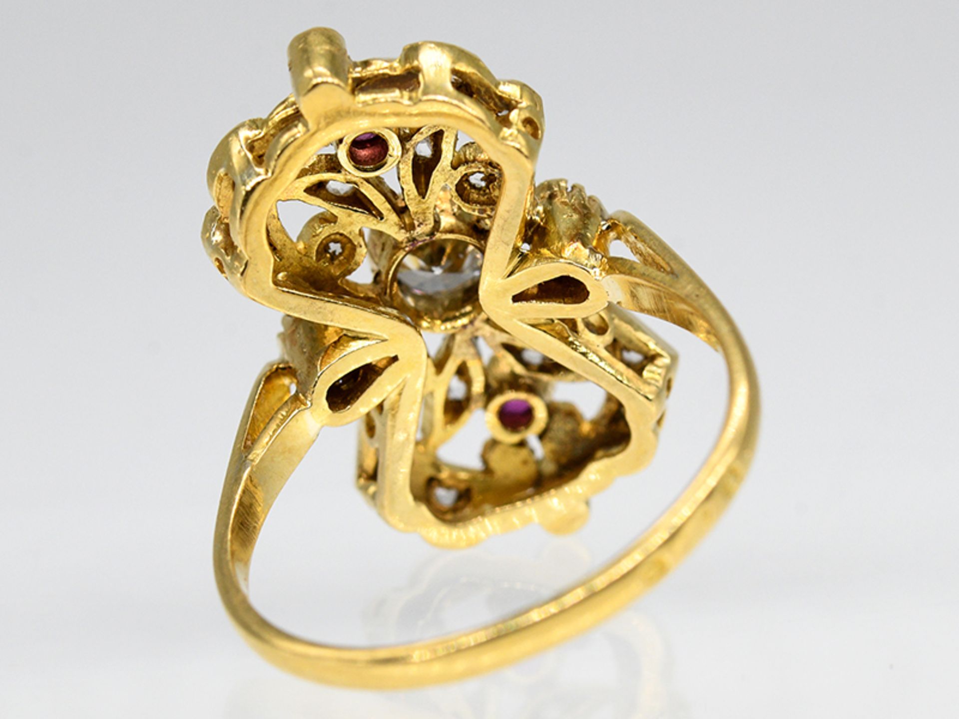 Ring mit Altschliff-Diamanten, zus. ca. 0,25 ct und 2 kleinen Rubinen, um 1900. br800/- Gelbgold. - Image 4 of 4