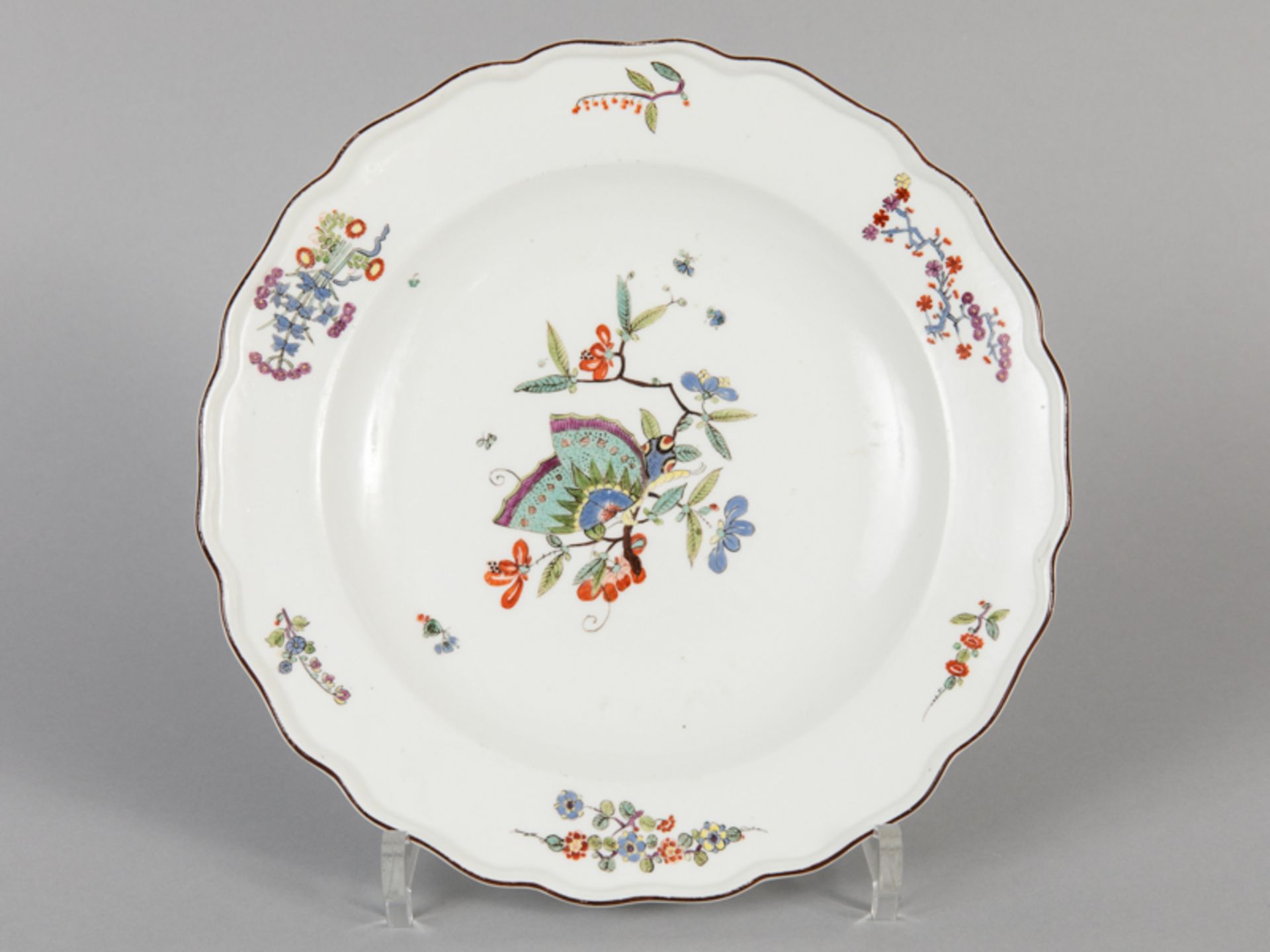 Teller mit Kakiemon-Dekor und Schmetterling, Meissen, um 1735/40. brWeiÃŸporzellan mit polychromer