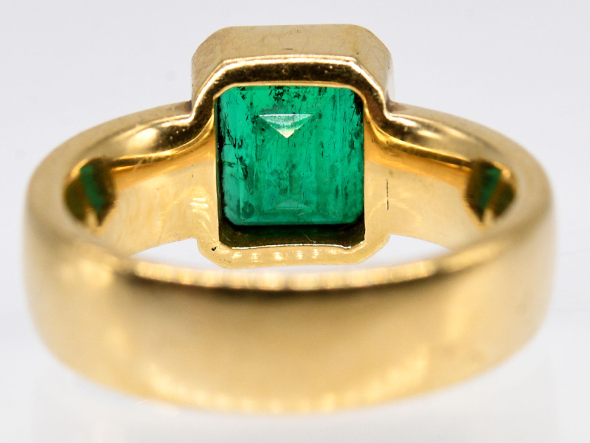 Massiver Ring mit Smaragd, Juwelier Willer, Hamburg, 21. Jh. br750/- Gelbgold. Gesamtgewicht ca. - Image 4 of 4