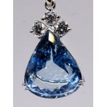 AnhÃ¤nger mit wohl hellblauem Aquamarin-Tropfen ca. 6 ct und 3 Brillanten, zus. ca. 0,30 ct, 90-