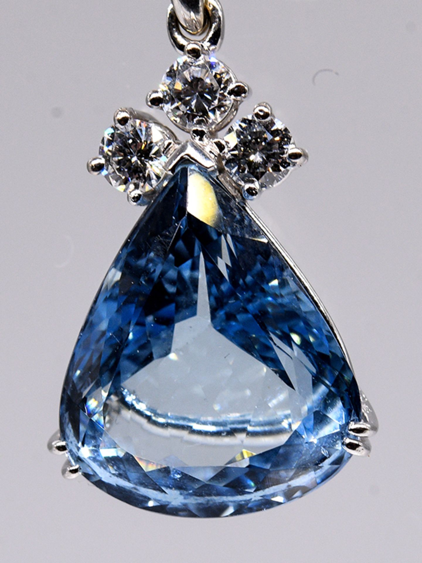 AnhÃ¤nger mit wohl hellblauem Aquamarin-Tropfen ca. 6 ct und 3 Brillanten, zus. ca. 0,30 ct, 90-