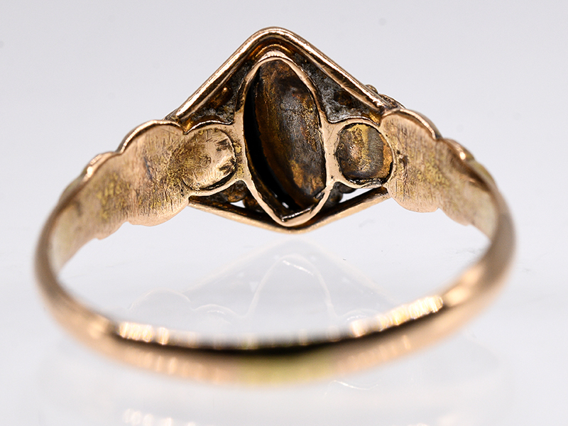 Ring mit kleiner Achat-Kamee und Orient-Halbperlen, England, um 1900. br15 kt Gelbgold. - Image 4 of 4
