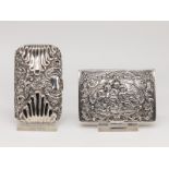 2 Neorokoko-Etui-Deckeldosen, Birmingham (1888) und Hanau (?), um 1900. br925/- und 800/-Silber,