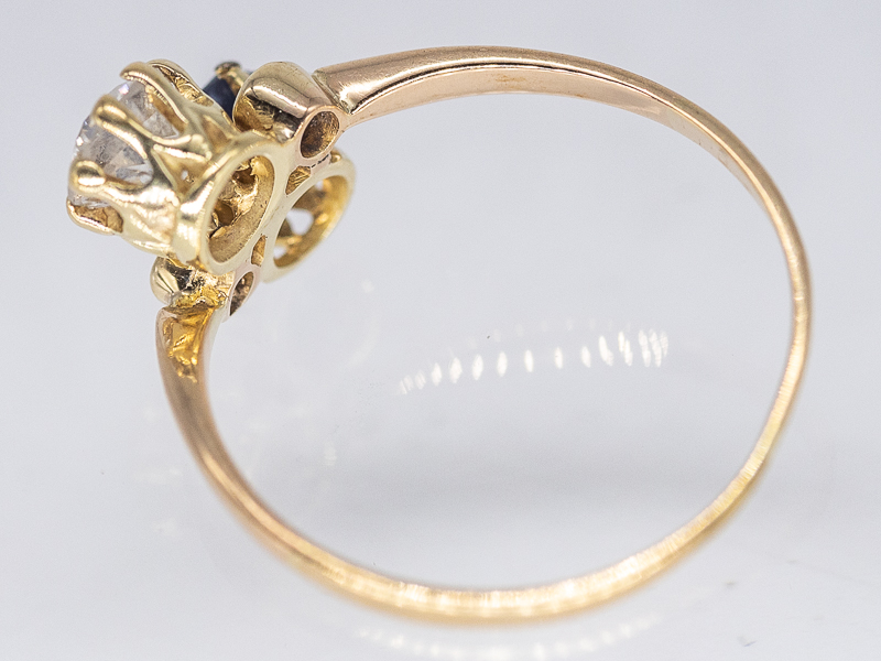 Jugendstil-Ring mit Saphir ca. 0,4 ct und Altschliff-Diamant ca. 0,45 ct, um 1900. br585/- Gelbgold. - Image 2 of 2