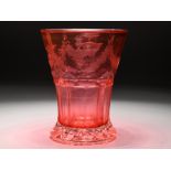 Biedermeier-Rosalinglas-Pokal mit Sinnspruch, BÃ¶hmen, um 1840/50. brFarbloses Glas, rosalinfarbig