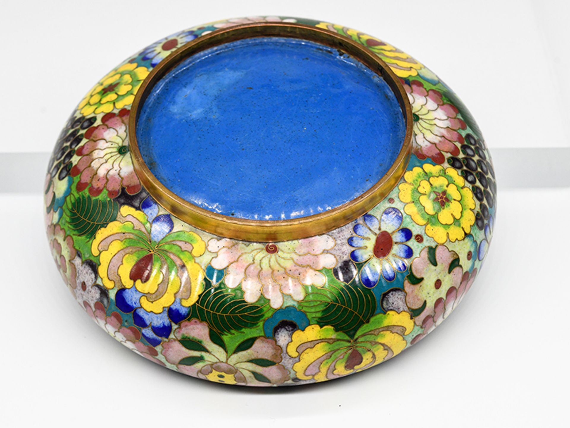 CloisonnÃ©-Schale, China, 19./20. Jh. brKupfer/Messing mit polychromem Floral- und Blattdekor - Image 4 of 4