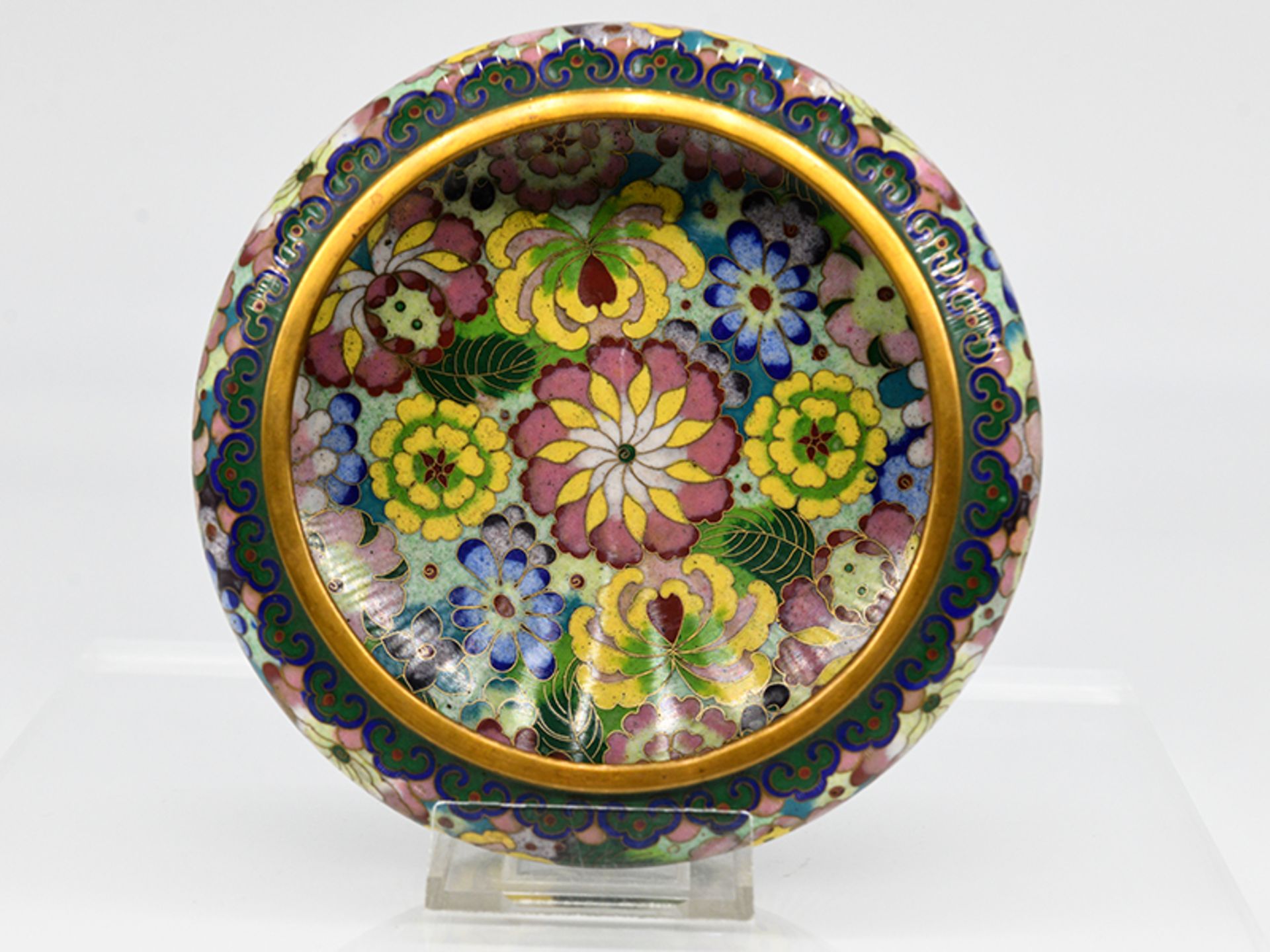 CloisonnÃ©-Schale, China, 19./20. Jh. brKupfer/Messing mit polychromem Floral- und Blattdekor - Image 2 of 4