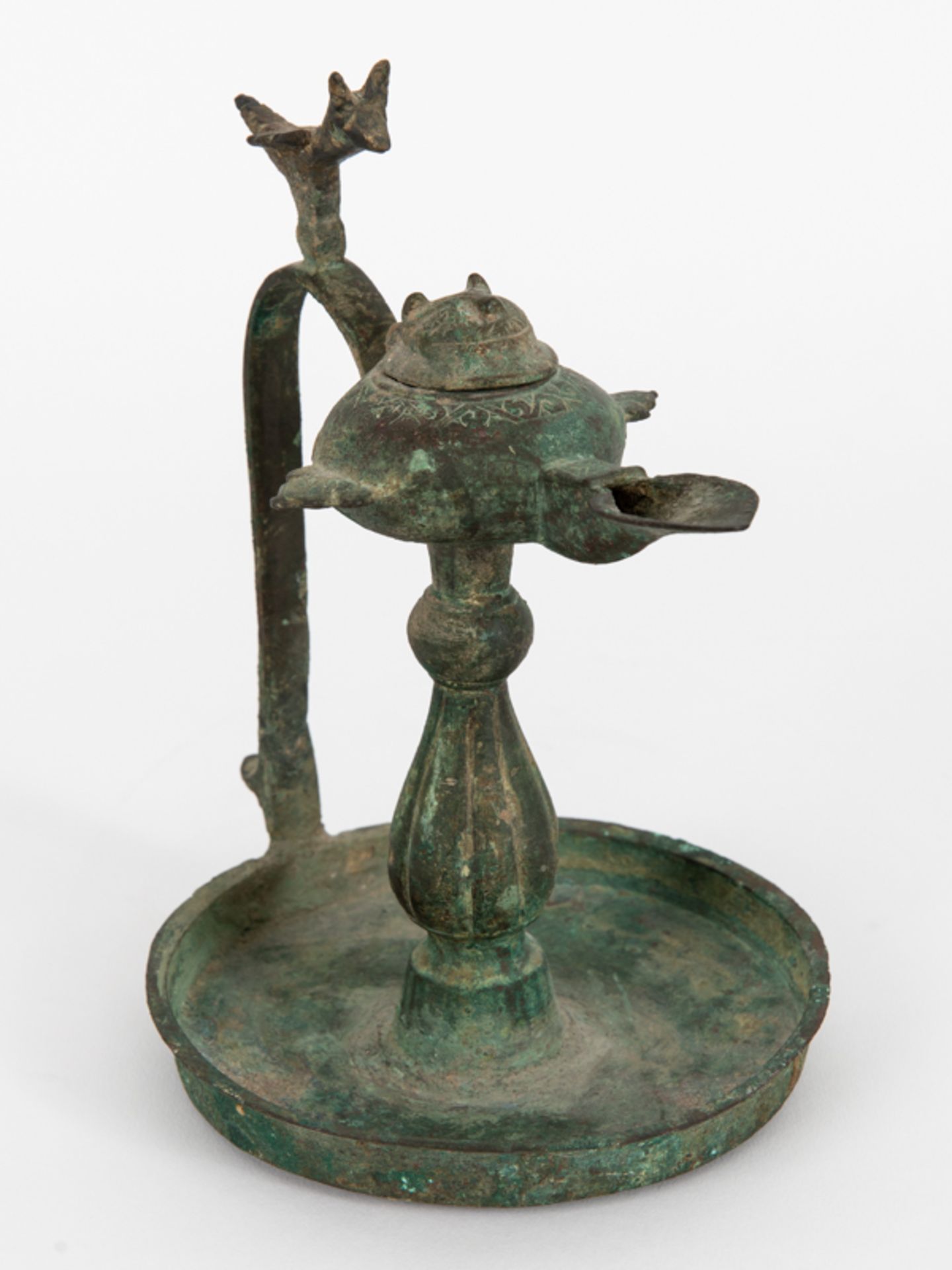 Antike Ã–llampe, wohl Asien. brBronze mit grÃ¼nlicher Patina; runder Tellersockel mit seitlichem - Image 5 of 7