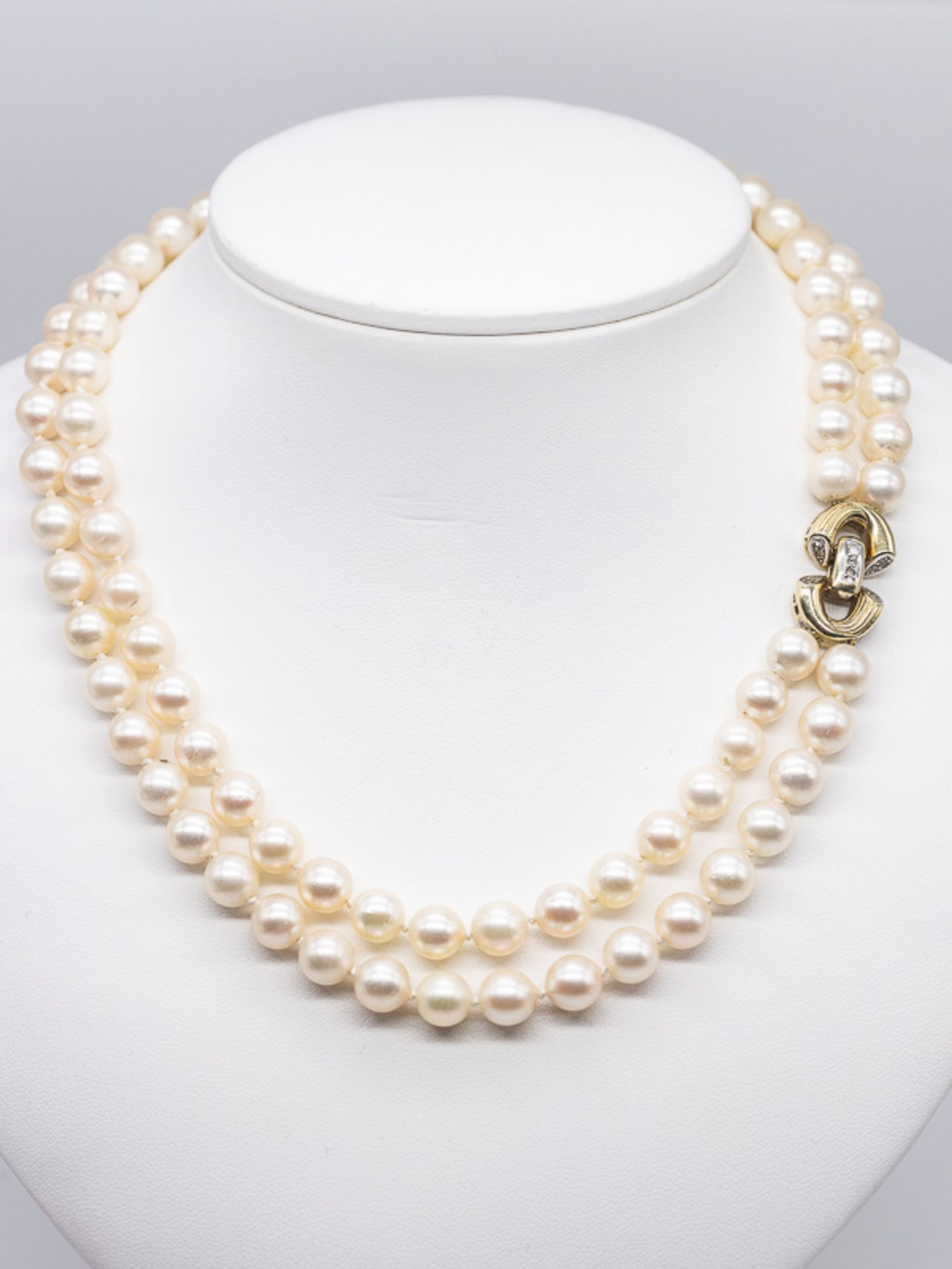 Zweireihige Akoya-Perlen mit goldenem Verschluss und kleinen Diamanten, 90- er Jahre. br585/- - Image 2 of 3