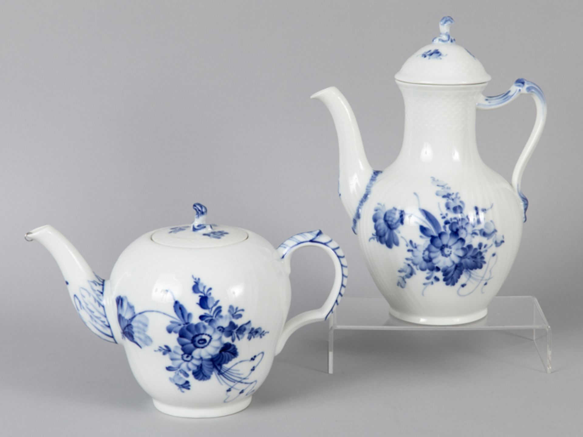 GroÃŸe Teekanne und Kaffeekanne, "Blaue Blume", Royal Copenhagen, 20. Jh. brWeiÃŸporzellan mit unter
