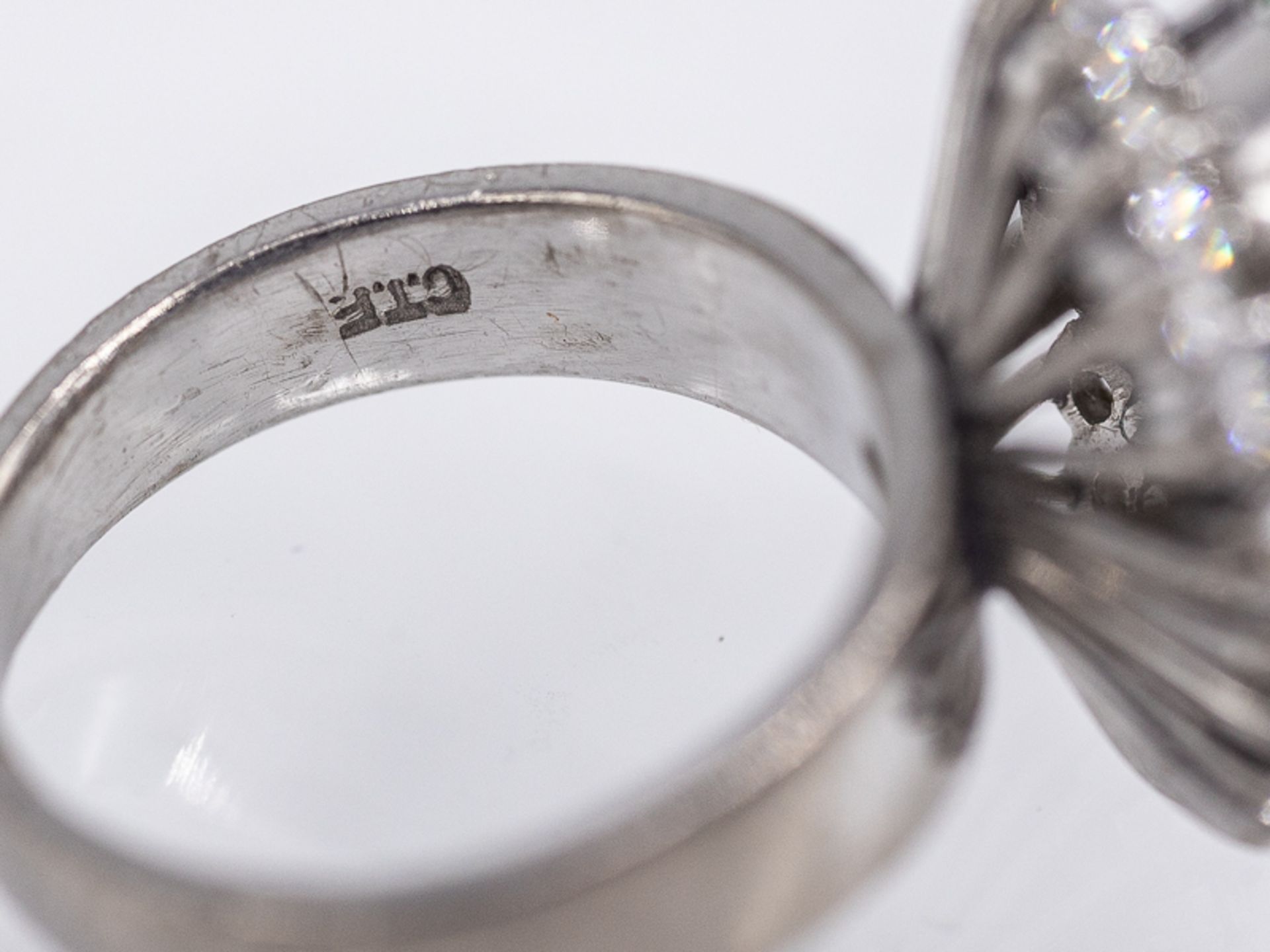 Ring mit Jade-Cabochon und 22 Diamanten, zus. ca. 1,2 ct, 80-er Jahre. br750/- WeiÃŸgold. - Image 3 of 3