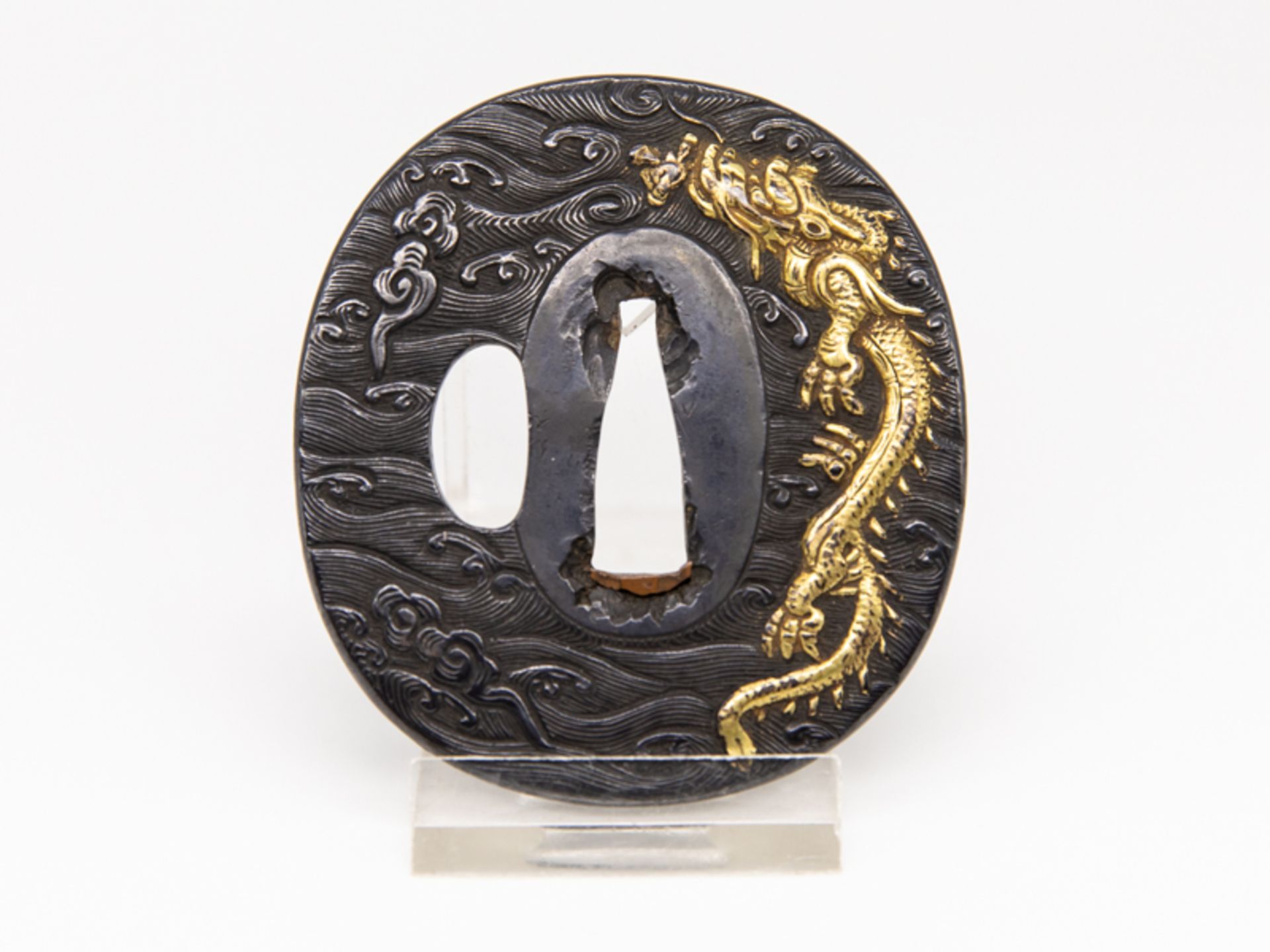 Tsuba mit Drachendekor, Japan, 19. Jh. brBronze, teils vergoldet; beidseitig reliefiert mit