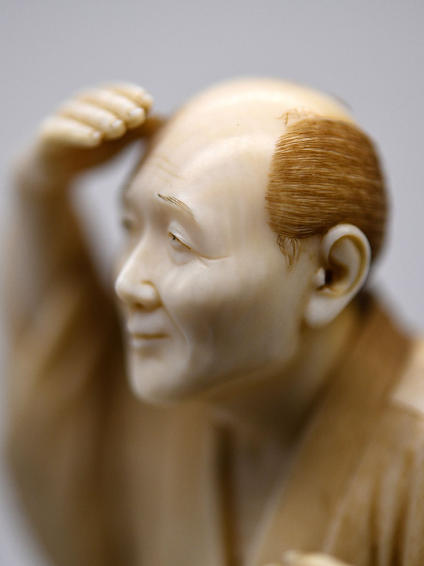 Okimono "Fischer", Japan, Meiji-Periode (frÃ¼hes 20. Jh.). brElfenbein, geschnitzt; auf flacher, - Image 7 of 10