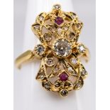 Ring mit Altschliff-Diamanten, zus. ca. 0,25 ct und 2 kleinen Rubinen, um 1900. br800/- Gelbgold.