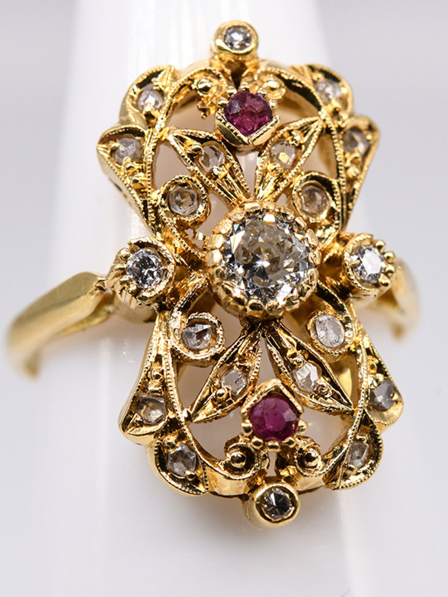 Ring mit Altschliff-Diamanten, zus. ca. 0,25 ct und 2 kleinen Rubinen, um 1900. br800/- Gelbgold.