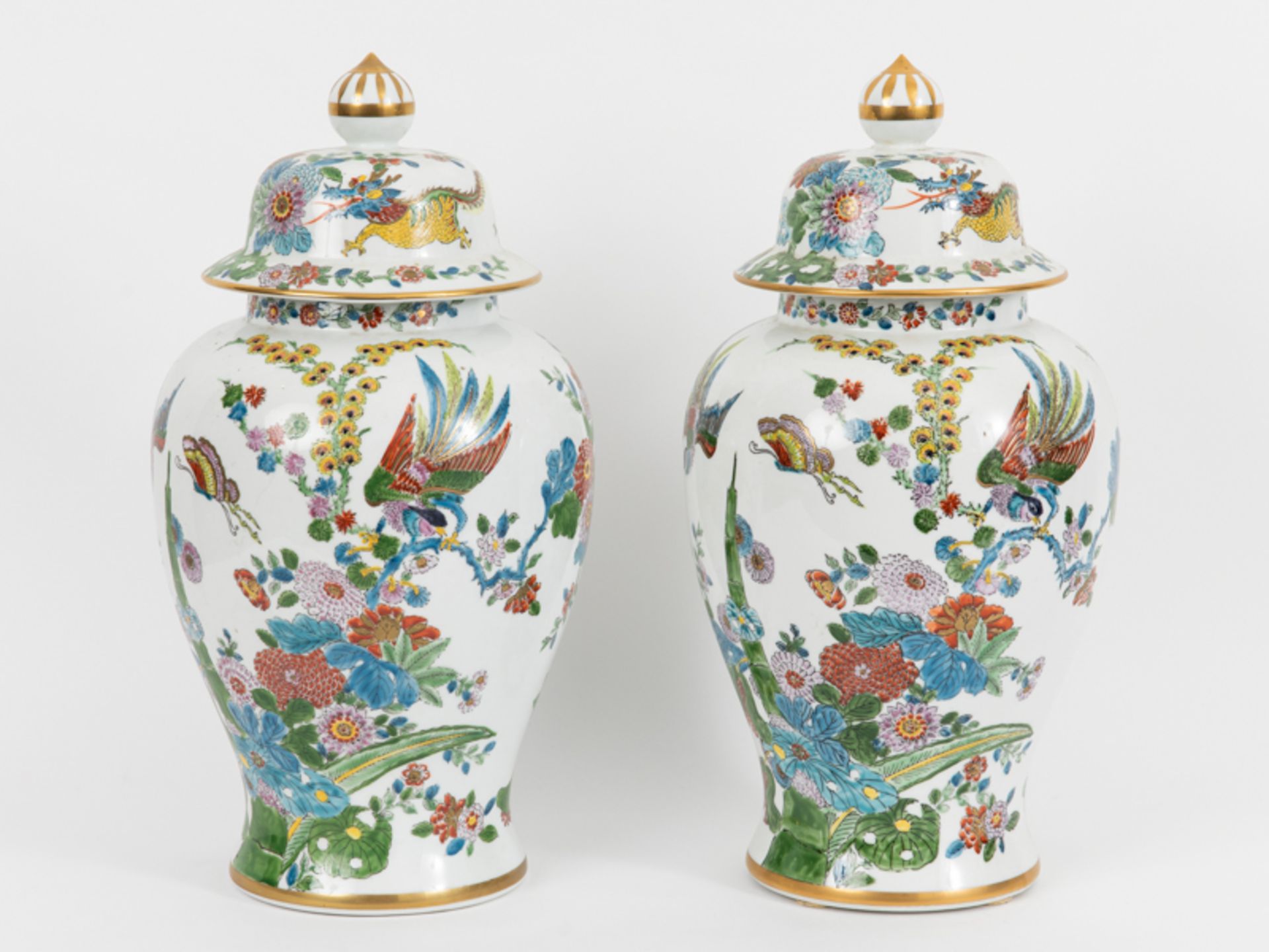 Paar Deckelvasen mit reichem Kakiemondekor, China, 20. Jh. brPorzellan mit goldstaffierter - Image 2 of 7