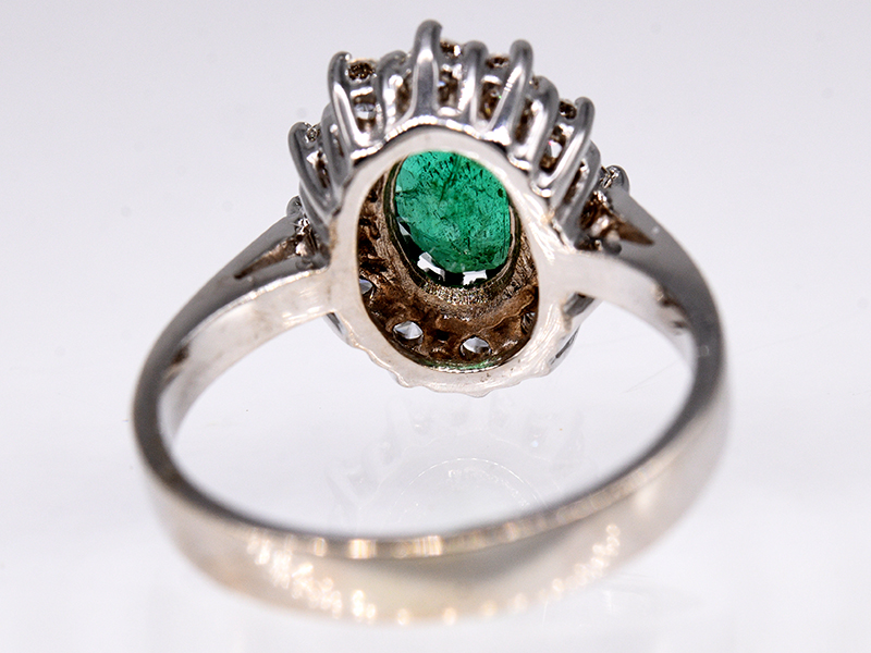 Ring mit Smaragd ca. 0,80 ct und 12 Brillanten, zus. ca. 0,40 ct, 80- er Jahre. br585/- WeiÃŸgold. - Image 3 of 3