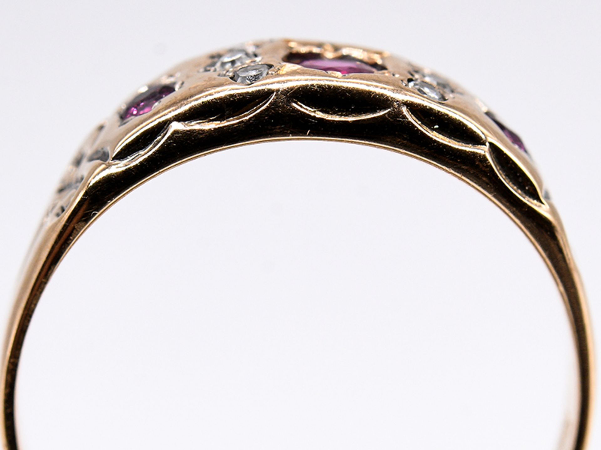 Ring mit 3 Rubinen zus. ca. 0,25 ct und 6 kleine Altschliff-Diamanten, zus. ca. 0,04, um 1900. - Image 4 of 5