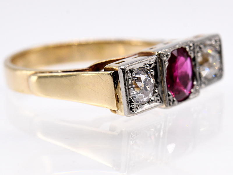 Art Deco-Ring mit Rubin ca. 0,40 ct und 2 Altschliff-Diamanten, zus. ca. 0,50 ct, um 1920. br585/- - Image 2 of 5