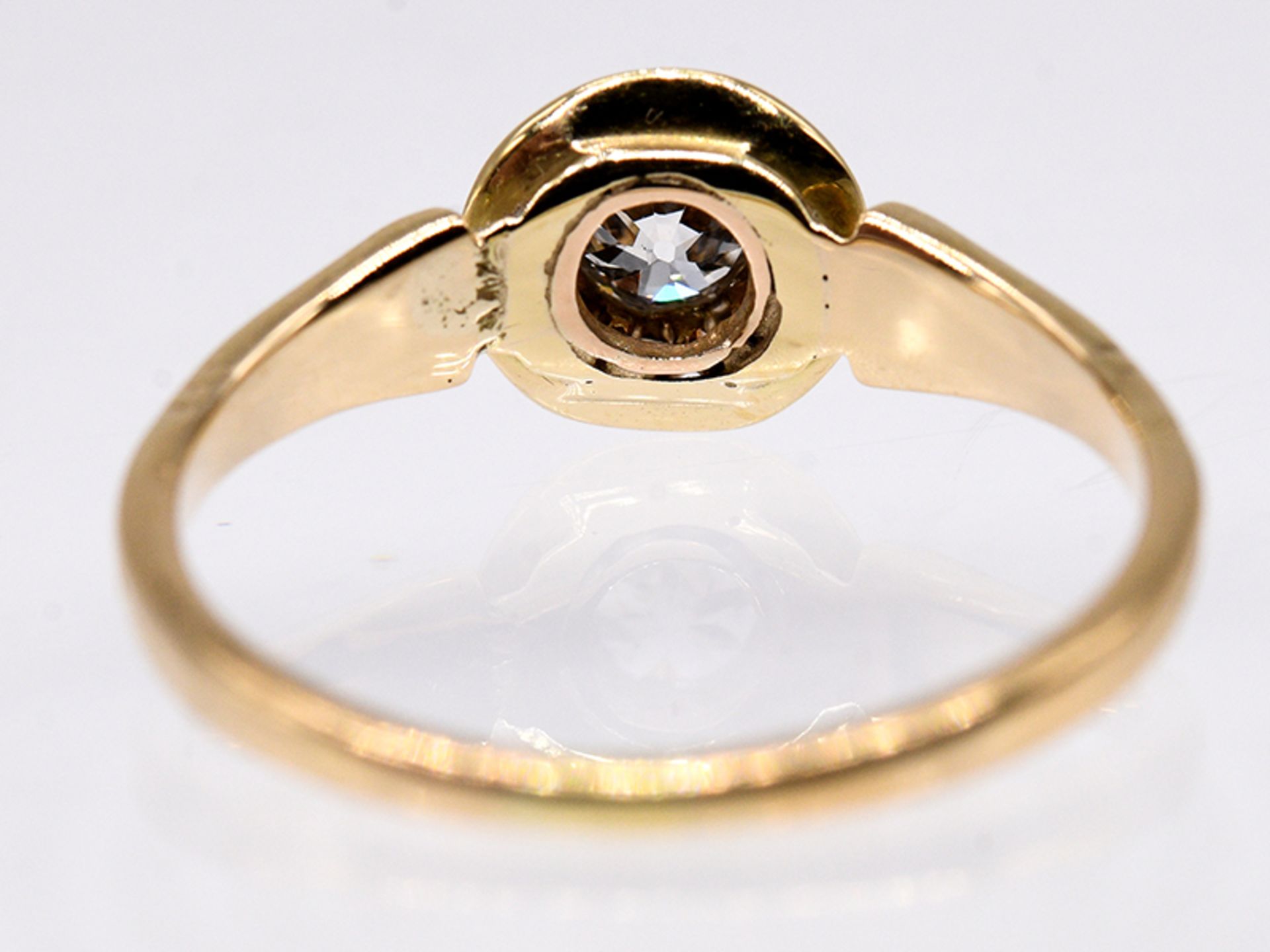 SolitÃ¤rring mit Altschliff-Diamant ca. 0,25 ct, um 1900. br585/- Gelbgold. Gesamtgewicht ca. 2,4 g. - Image 5 of 5