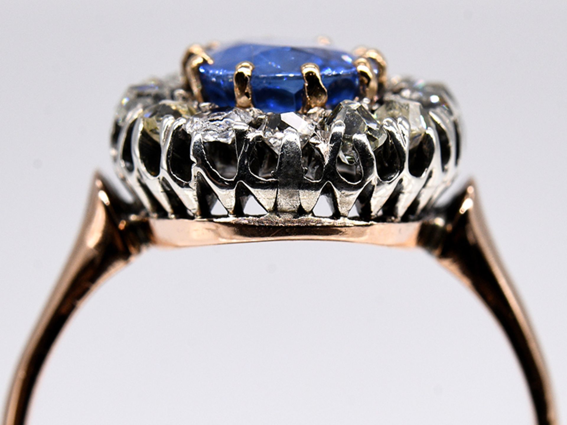 Ring mit Ceylon-Saphir ca. 2,05 ct und 14 Altschliff-Diamanten, zus. ca. 0,8 ct, 1860-1880. - Image 3 of 5