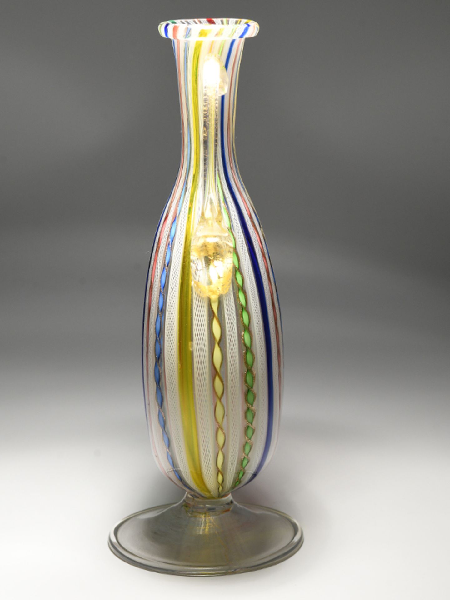 Doppelhenkel-Ziervase mit Zanfirico-Einschmelzungen, wohl Salviati/Toso, Murano, 20. Jh. brFarbloses - Image 3 of 5