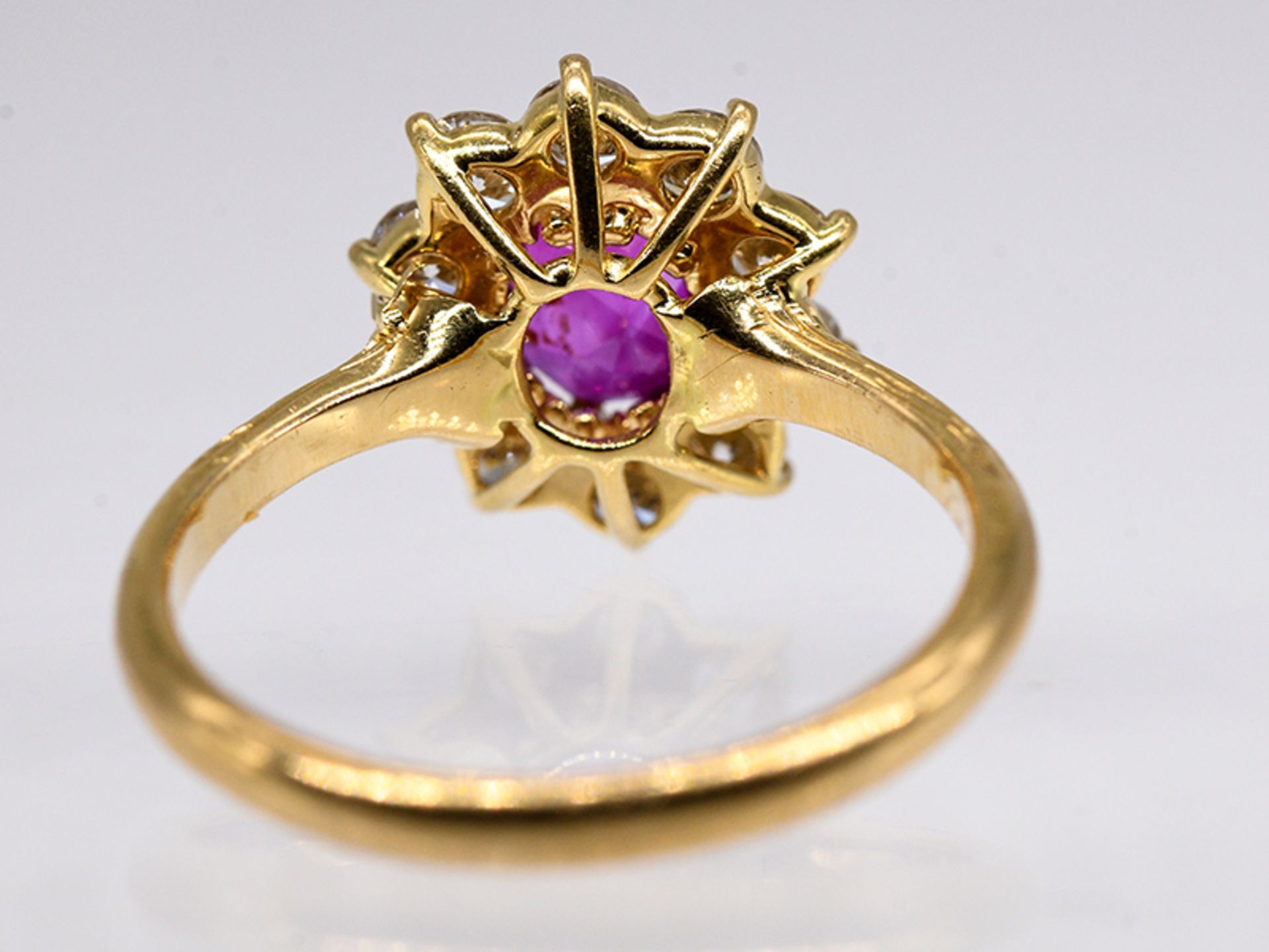 Ring mit Rubin und 10 Brillanten, zus. ca. 1 ct, Juwelier Wilm, Hamburg, 90- er Jahre. br750/- - Image 4 of 4